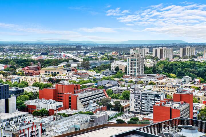 Space, style and gorgeous view ! gallery image 3