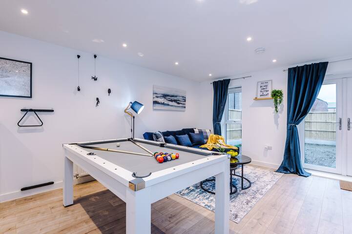 3 x King Size Beds, Pool Table, Gated Parking X2