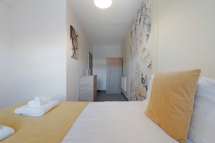 Спалня 1 разполага с удобно двойно легло с достатъчно място за съхранение. 