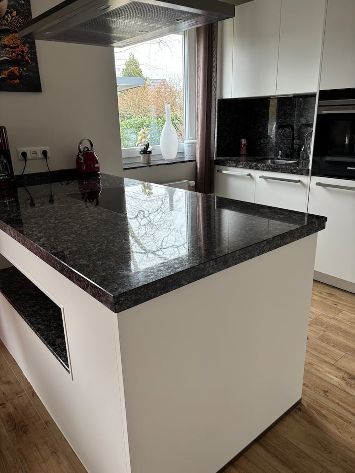 Заедничка мермерна кујна. Уредена и чиста.