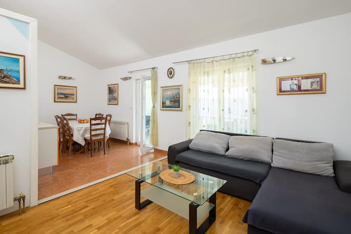 Sala de estar espaçosa com sofá grande
