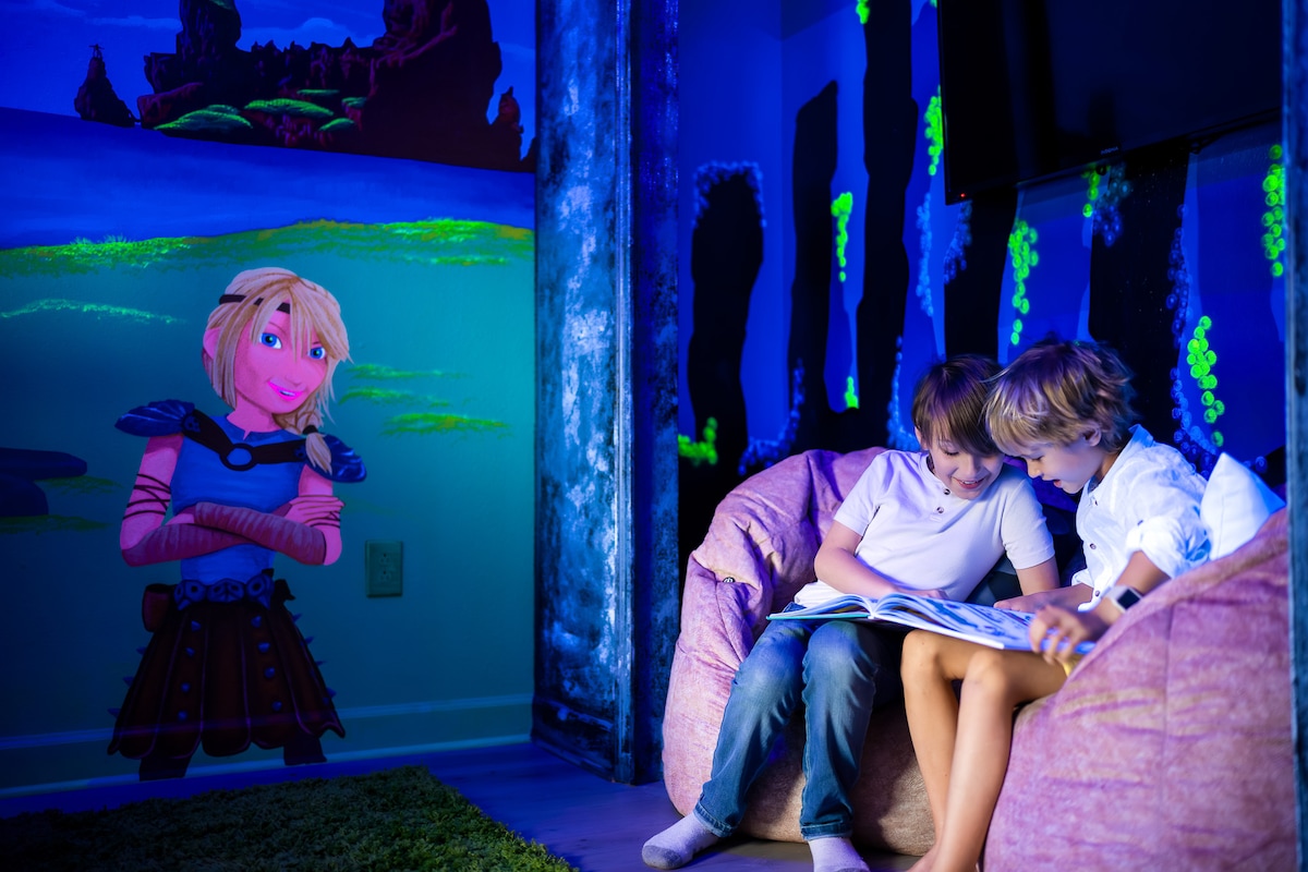 Влезте в скривалището на тема „Как да тренирате дракон “! ✨ С блестящи стенописи на Астрид и мистичен пейзаж, това уютно кътче е идеално за четене на приключения. Меките торбички с боб и околното осветление го правят мечтано място за отдих за младите ездачи на дракони!