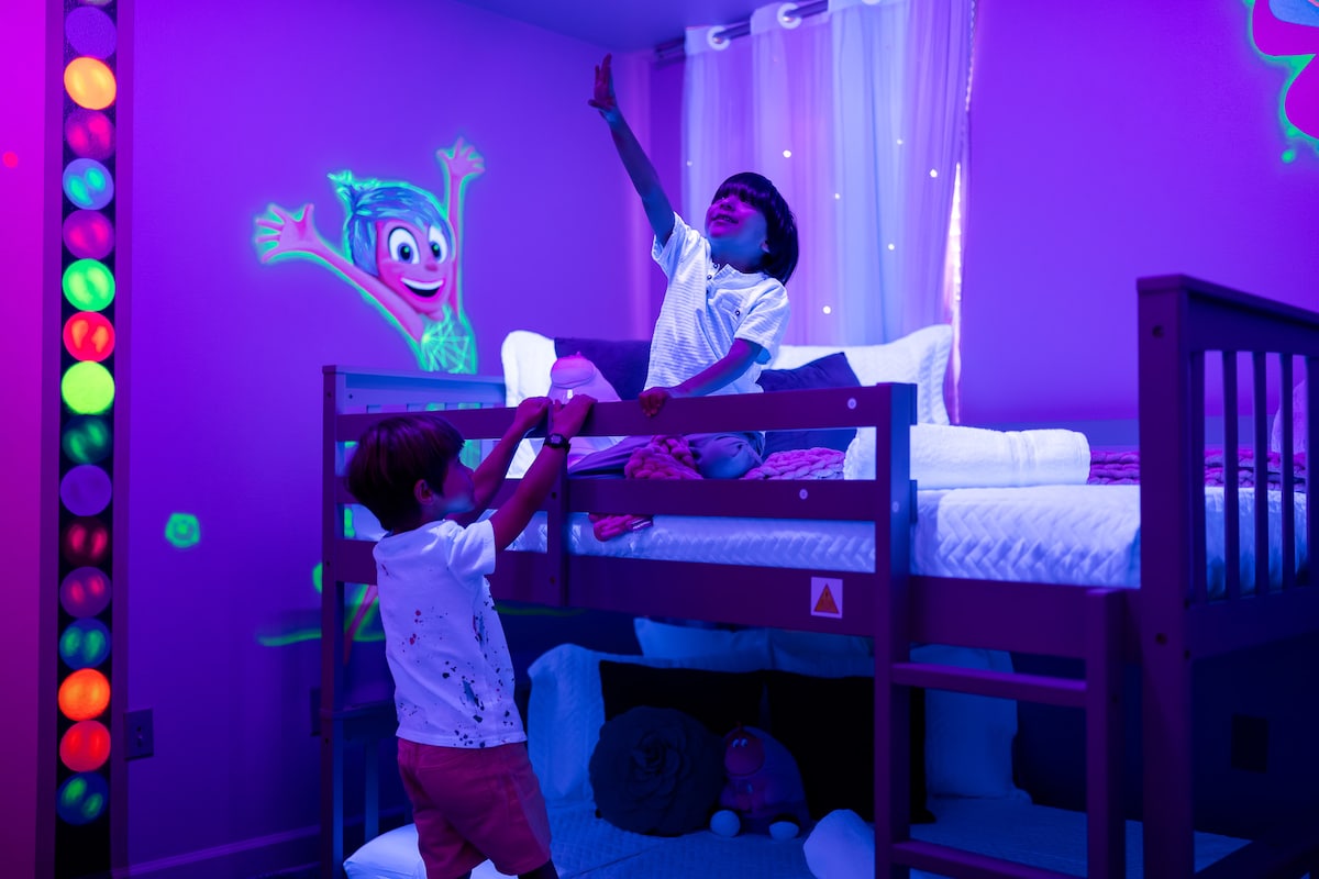 Вълшебна спалня с вътрешна тематика! ✨ Това ярко, светещо в тъмното пространство вдъхва живот на емоциите с радост и Бинг Бонг, осветяващи стените. Перфектно място за безкрайни забавления, творчество и сладки сънища!  #InsideOutRoom