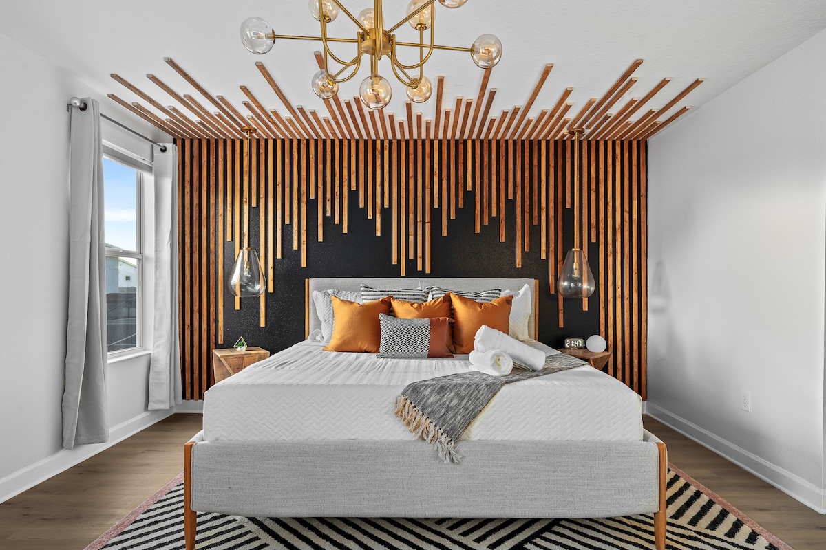 Насладете се на лукса в този стилен главен апартамент! ✨ С плюшено двойно легло, шикозен дизайн с дървен акцент, елегантно осветление и топли тонове за максимален комфорт. Идеално за отдих и спокоен престой. Резервирайте сега за мечтаната почивка! 