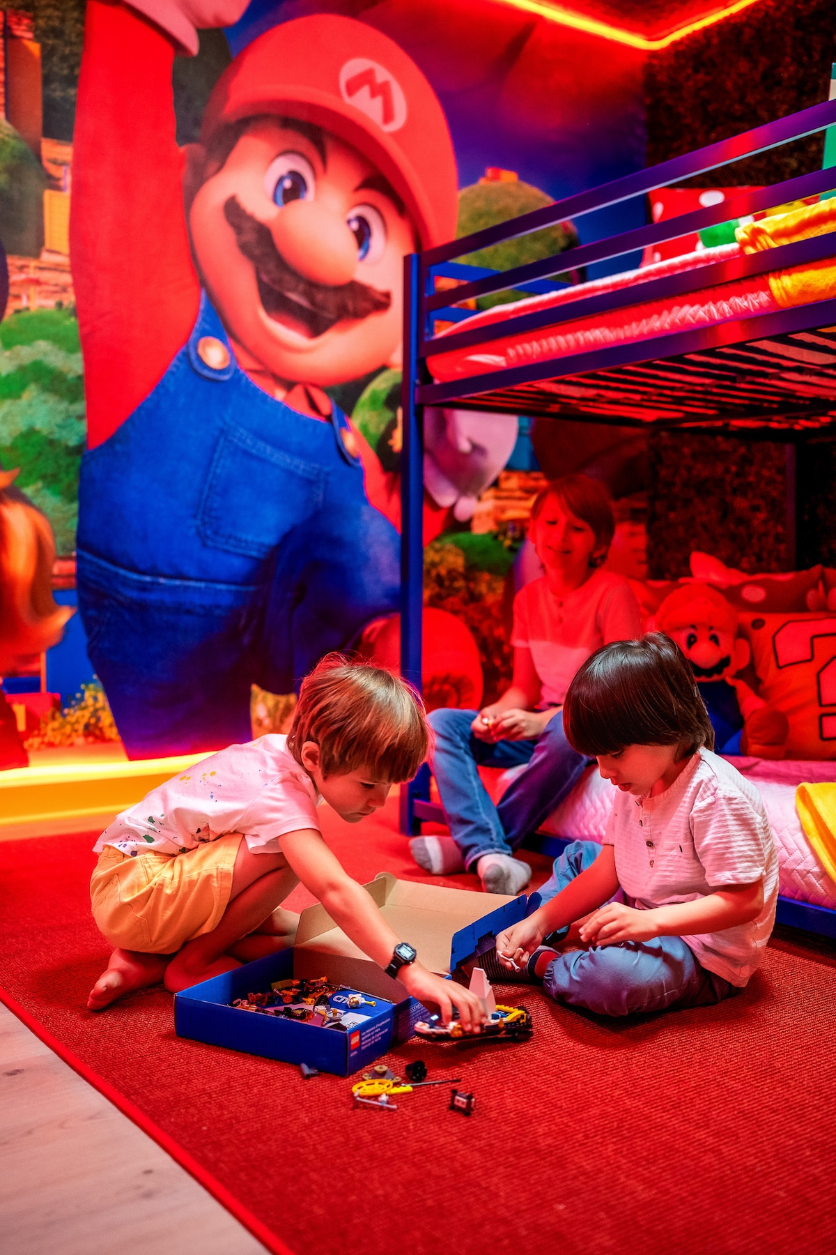  Добре дошли в най - добрата детска стая на тема „Марио “! Това оживено помещение разполага с двуетажни легла, игрив декор и блестящо червено осветление за завладяващо игрово изживяване. Идеално за малки авантюристи, които да играят, да спят и да мечтаят големи! ⭐️ #GameOn