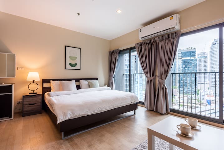 Bangkok Bliss | Work-Ready 1BD | Fiber | BTS 2 Min