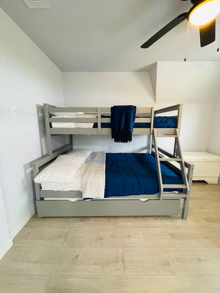 חדר שינה בקומה השנייה 