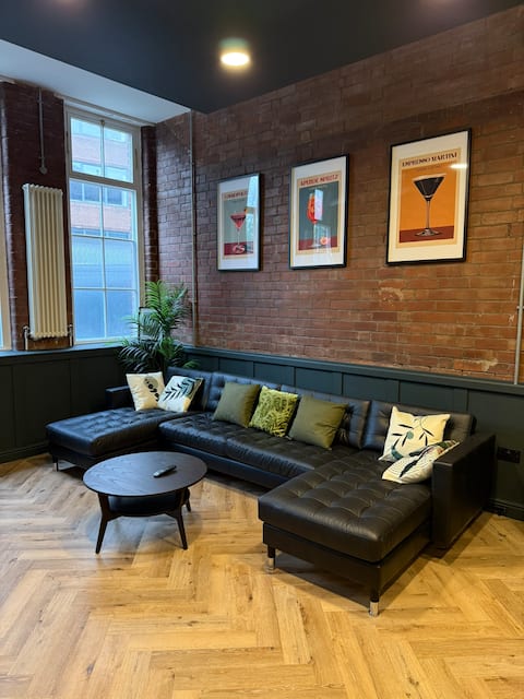 Popular Airbnb listing: The Hideout - Boutique 2 Bedroom Apartment in City Centre