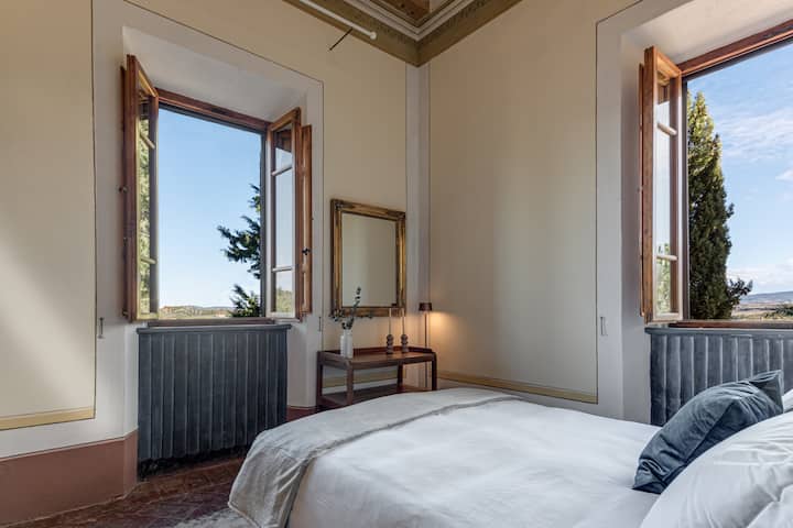 "Calice" Appartement Slaapkamer 1 met complete badkamer direct buiten 