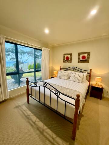 Lichen Villa Bay of Fires gallery image 5