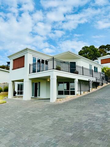 Lichen Villa Bay of Fires gallery image 3