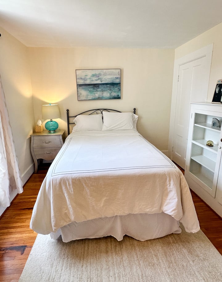 غرفة النوم رقم 3 - سرير كامل مع مشغل أسطوانات وتسجيلات. يتم توفير ضوء للقراءة.