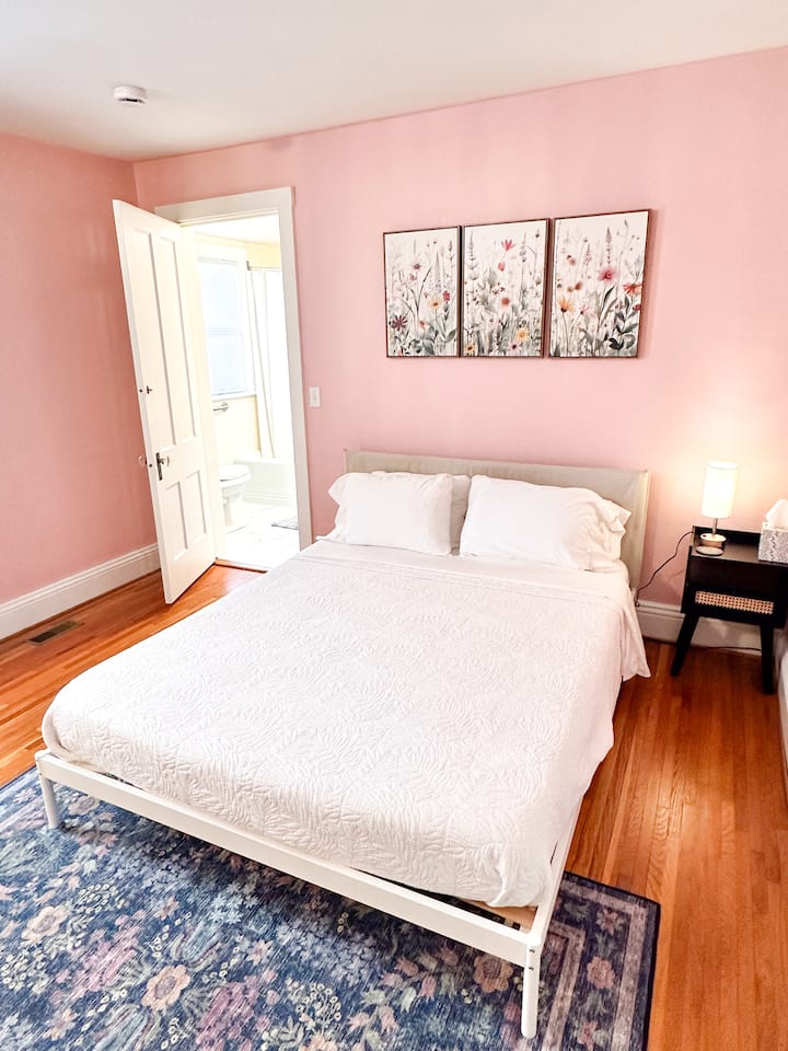 غرفة النوم رقم 2 - سرير بحجم كبير. يتم توفير ضوء للقراءة.