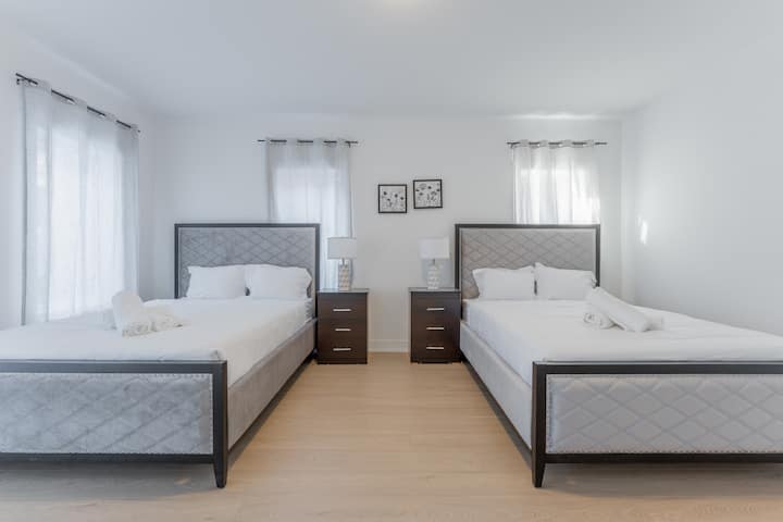 הקירות לבנים והווילונות לבנים. החדר מואר היטב על ידי אור תקרה ואור טבעי שנכנס דרך החלונות.




