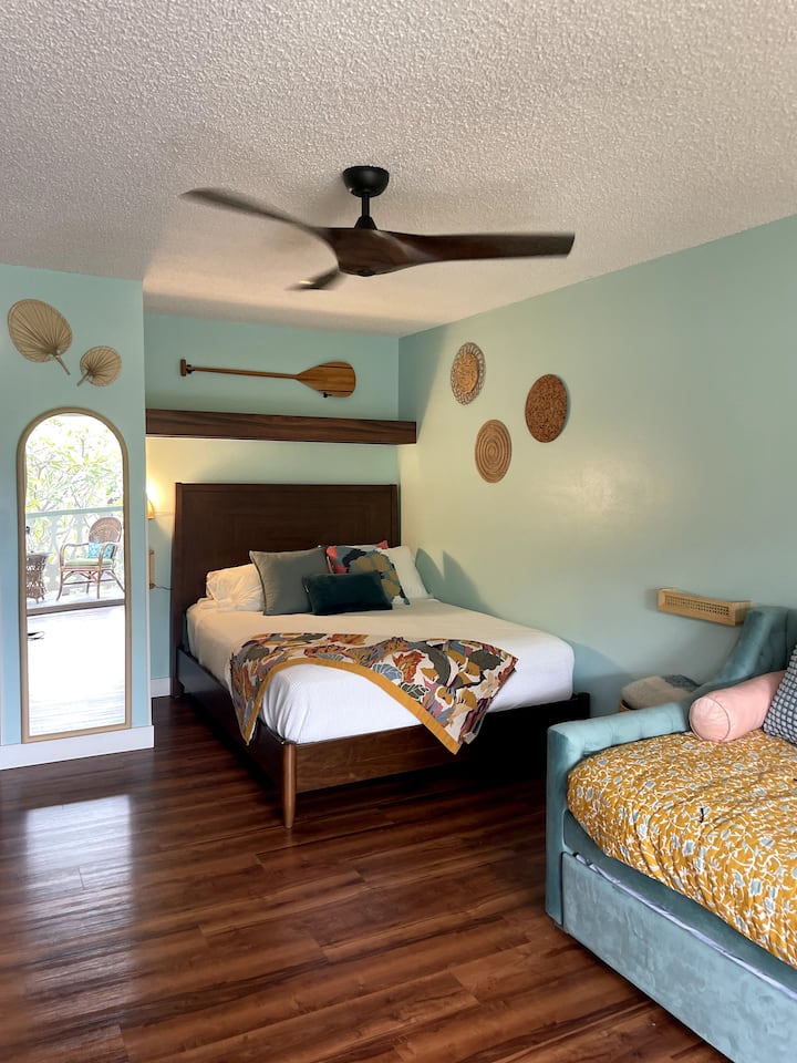 Cama tamaño queen con colchón nuevo y almohadas adicionales 