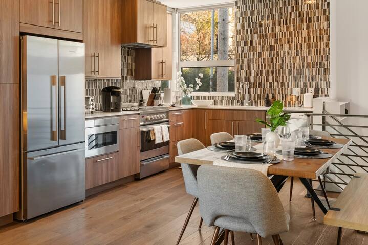 Seattle Luxury | Space Needle | Walkable | Parking gallery image 5