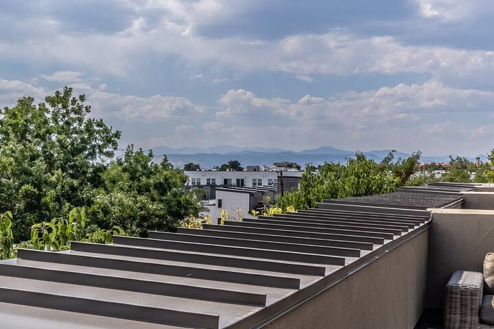 Modern 3b/3b with Rooftop Views of Downtown & Mts! gallery image 3