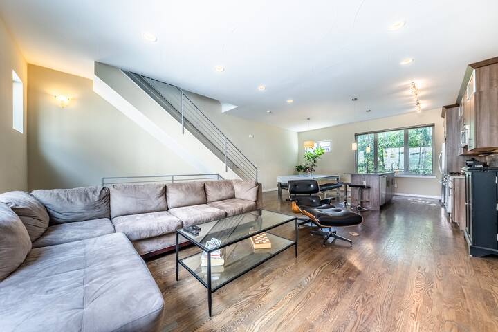 Modern 3b/3b with Rooftop Views of Downtown & Mts! gallery image 4