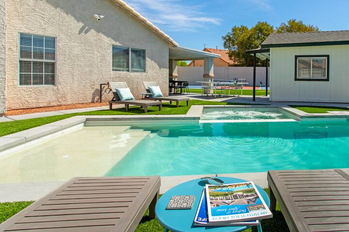 Vegas Getaway Haven 6 BD w/Movie Room & Pickleball