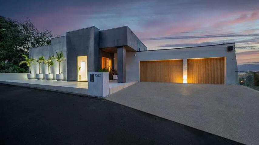 Stunning Hollywood Hills Luxury Retreat with Pool! gallery image 3