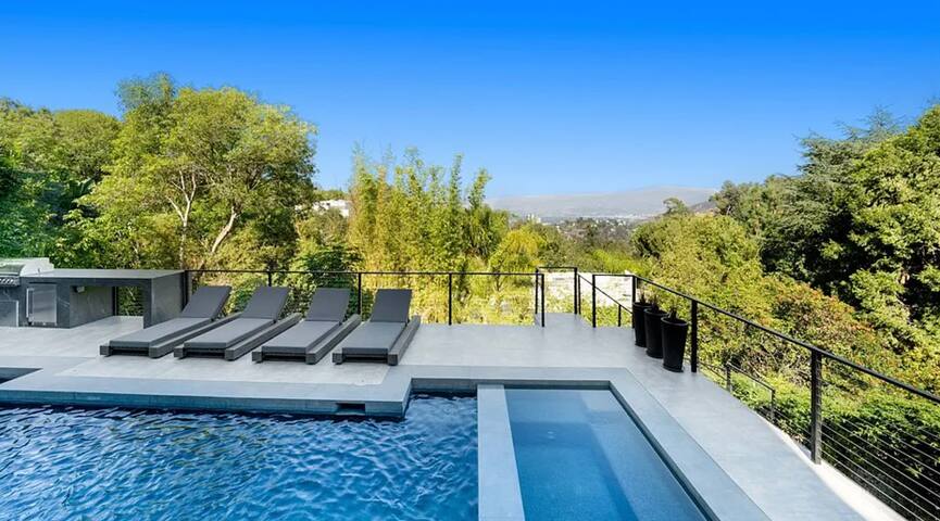 Stunning Hollywood Hills Luxury Retreat with Pool! gallery image 5