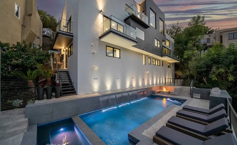Stunning Hollywood Hills Luxury Retreat with Pool! gallery image 4