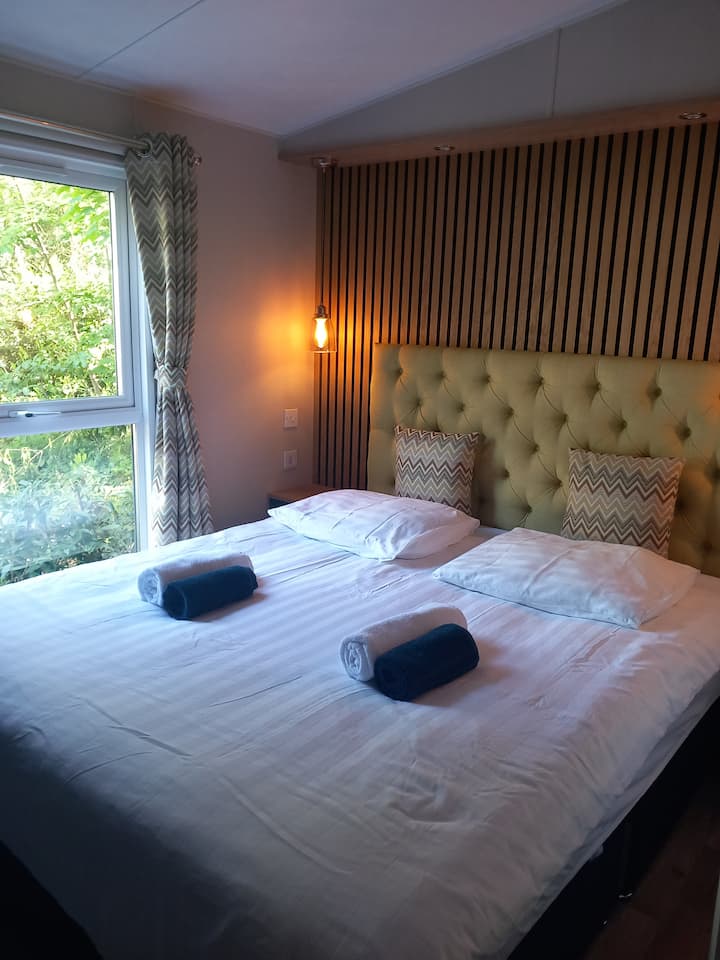 2 persoonsbed, bedlinnen en handdoeken zijn inclusief.