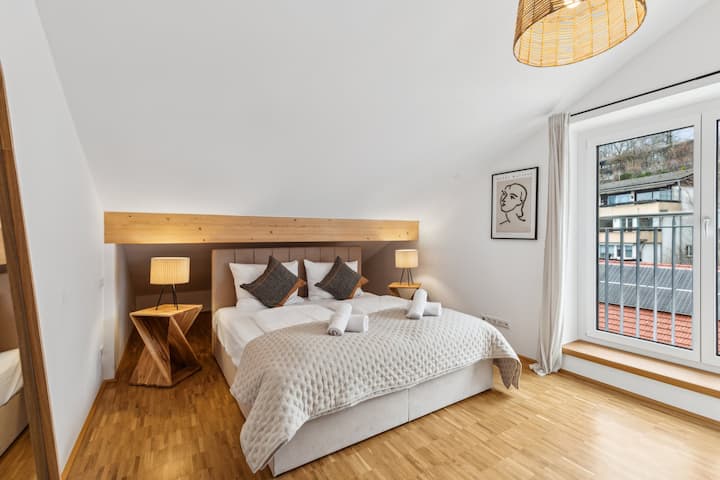 ห้องนอนที่กว้างขวางนี้ได้รับการตกแต่งด้วยเตียงบ็อกซ์สปริงขนาดกว้าง 1.80 เมตรที่สะดวกสบายและมีพื้นที่เพียงพอสำหรับการพักผ่อนยามค่ำคืนและการพักผ่อน

