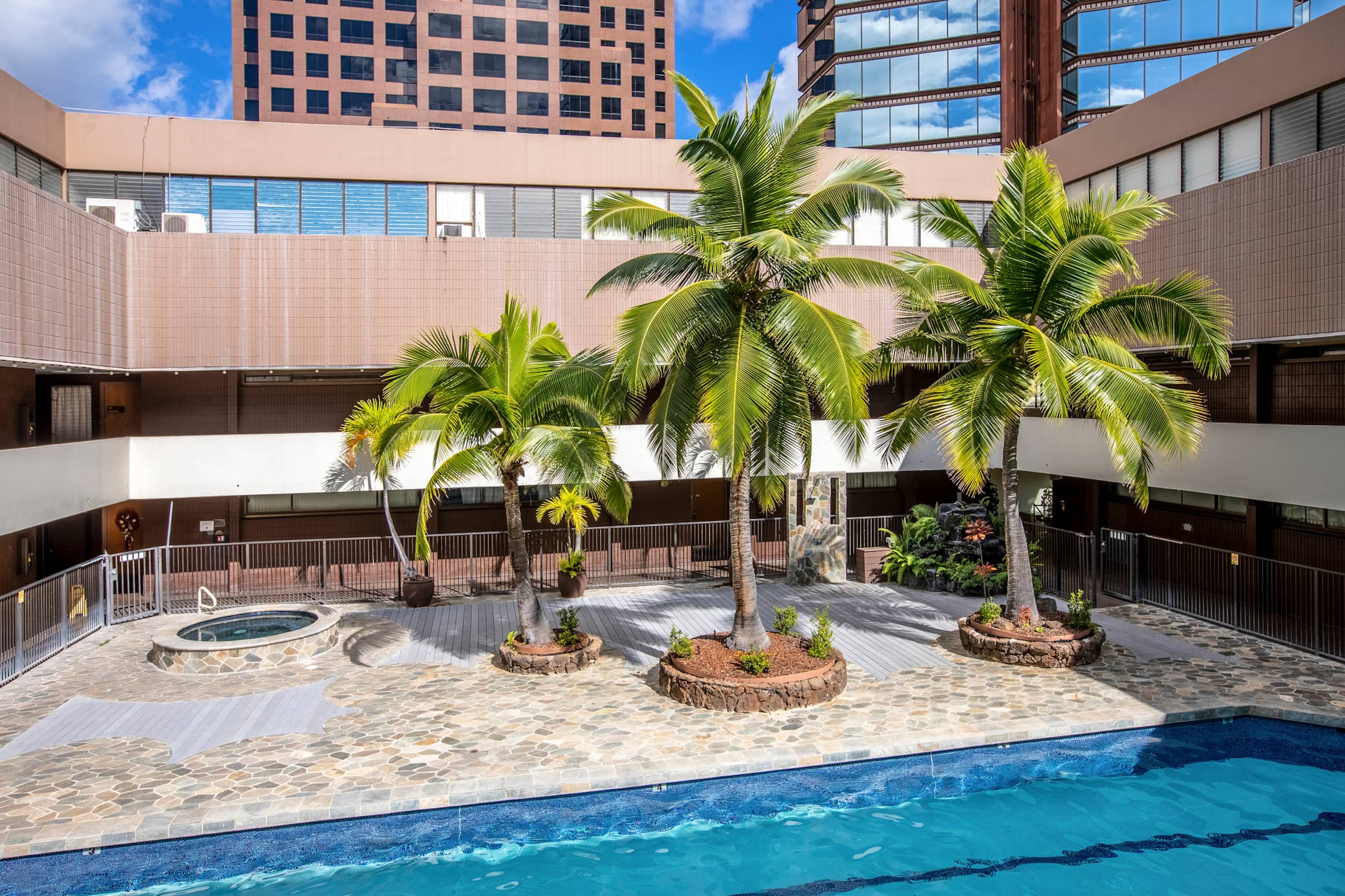 Urban Oasis in Honolulu: Comfort & Parking - Image 28