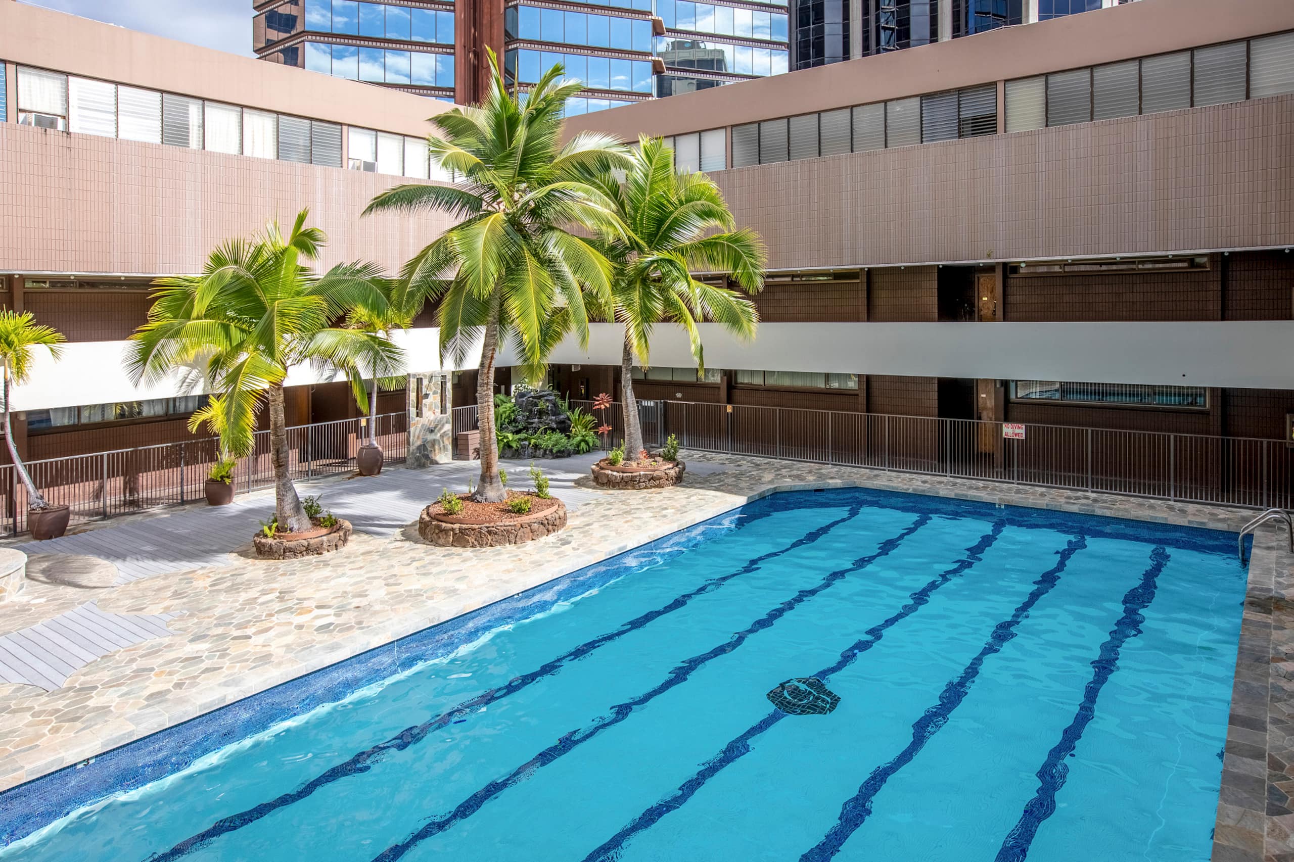 Urban Oasis in Honolulu: Comfort & Parking - Image 30