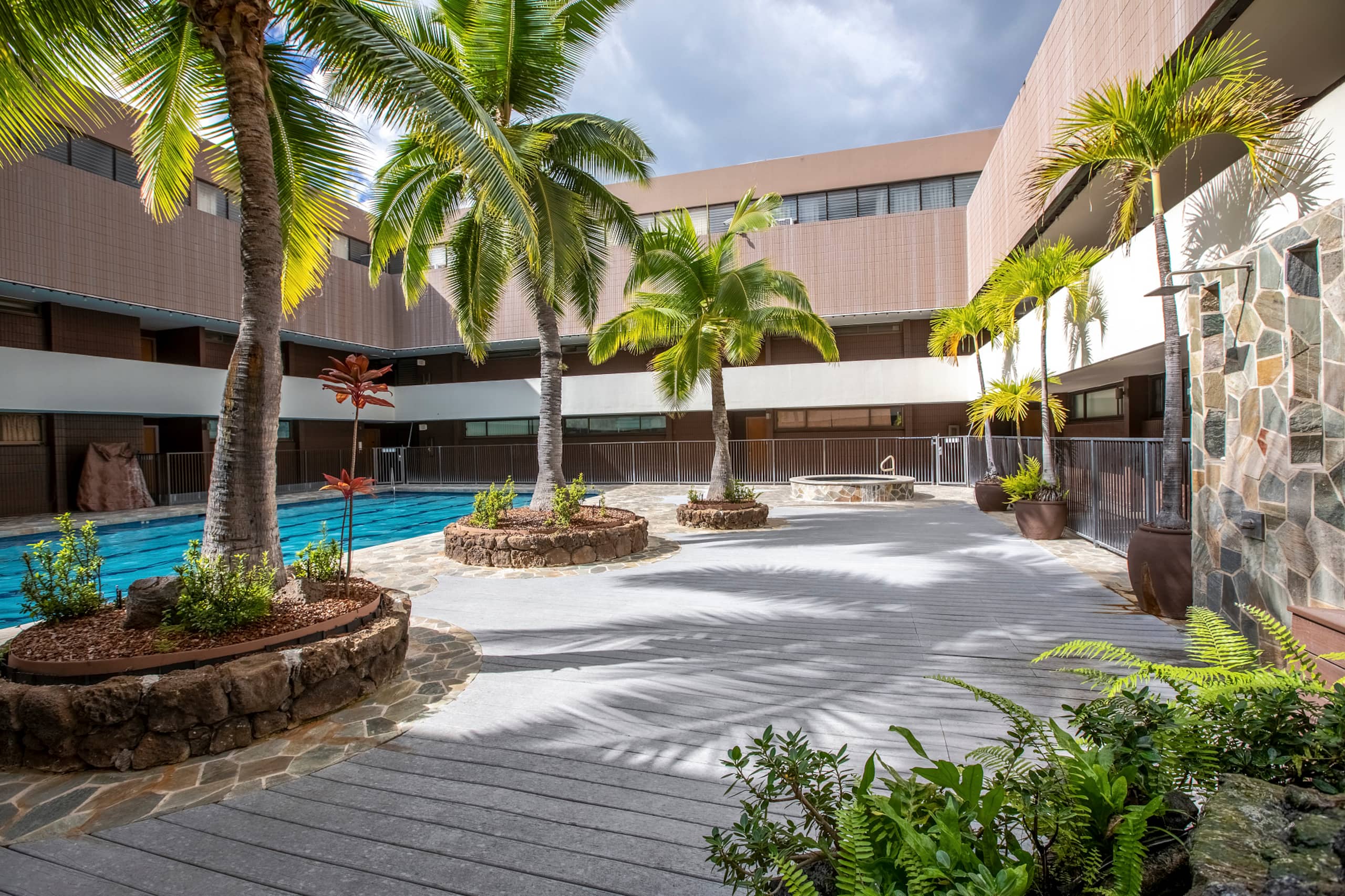 Urban Oasis in Honolulu: Comfort & Parking - Image 27