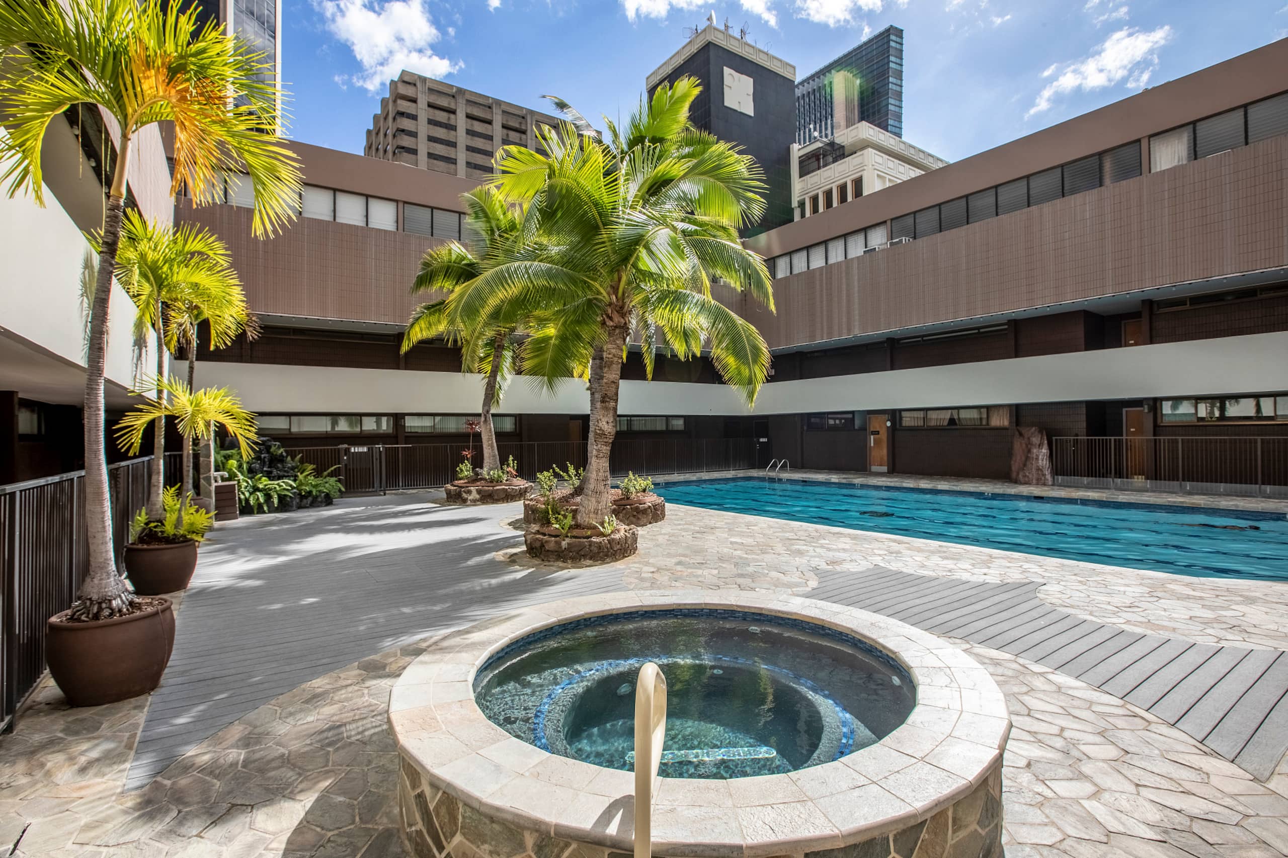 Urban Oasis in Honolulu: Comfort & Parking - Image 29
