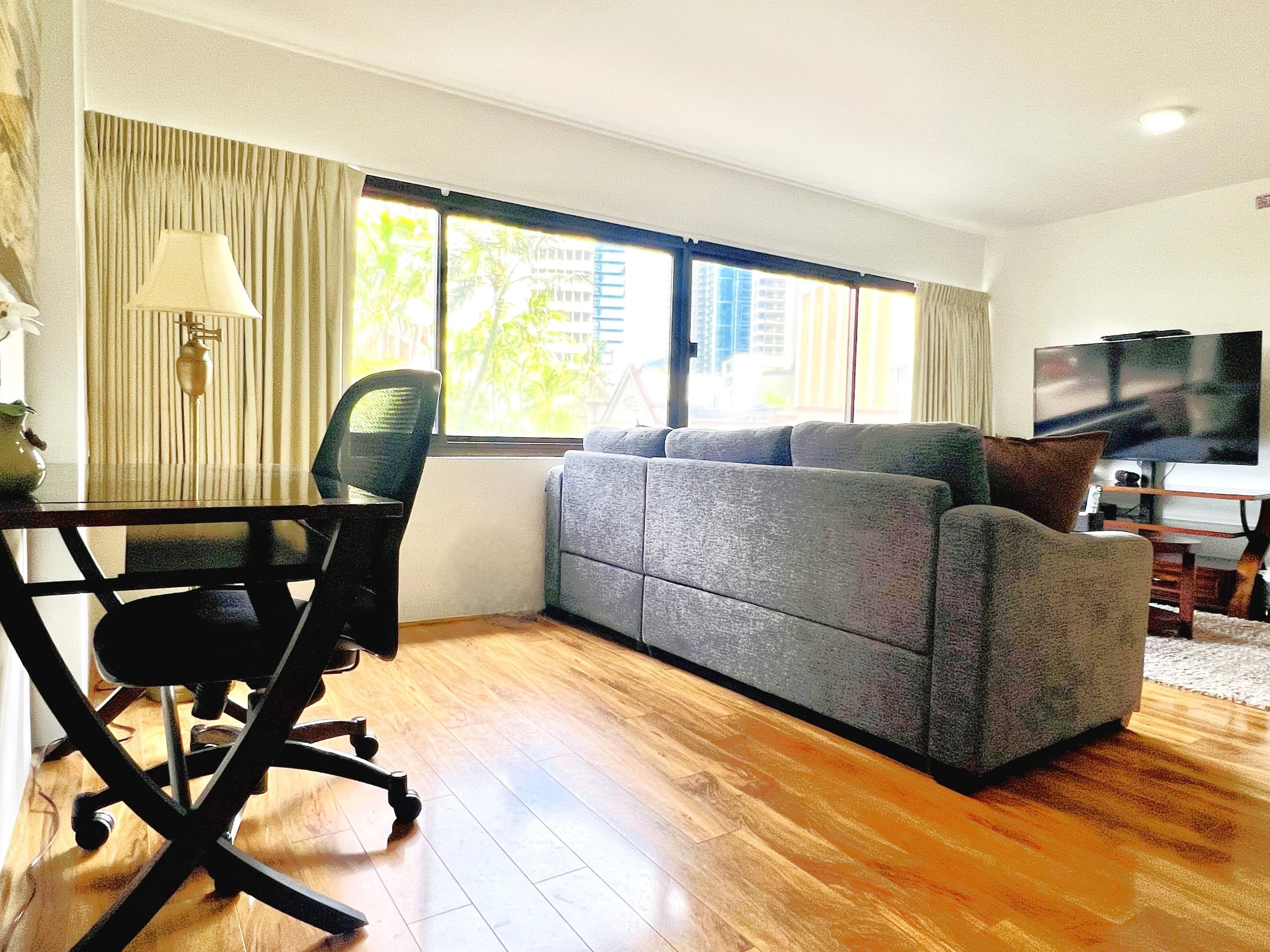 Urban Oasis in Honolulu: Comfort & Parking - Image 6