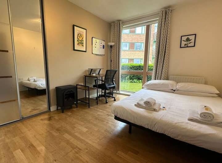 Спална соба 2: двоен кауч на спуштање / биро и стол