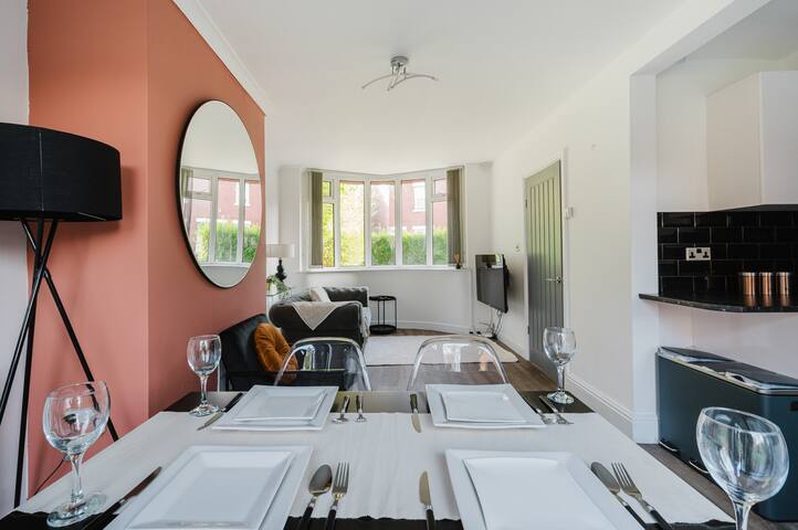 Cosy 3 bed home | Parking | WIFI |near Co op Live