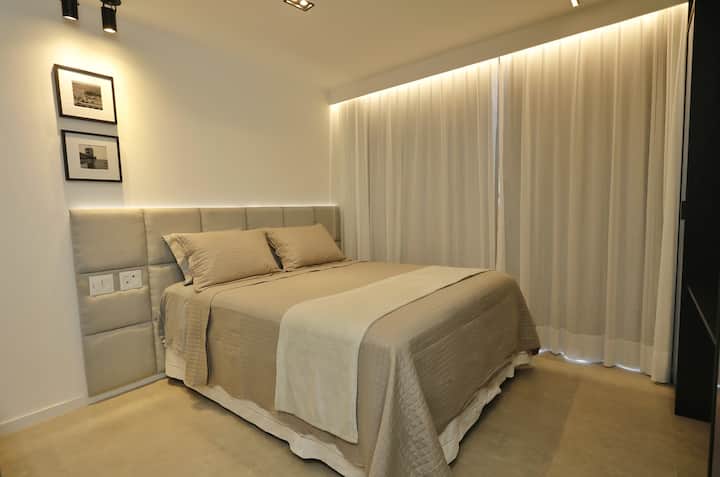 غرفة بحمام خاص وسرير بحجم كوين وتكييف هواء وتلفزيون ذكي مع بث وتعتيم في الستائر ومكان لتخزين الملابس وبياضات سرير ومساحة عمل حصرية.
