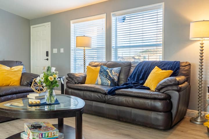 2 divane lëkure të rehatshëm me jastëkë të integruar, jastëkë dhe batanije shtesë ofrojnë ambient të rehatshëm për t 'u çlodhur ose për të kaluar një natë.