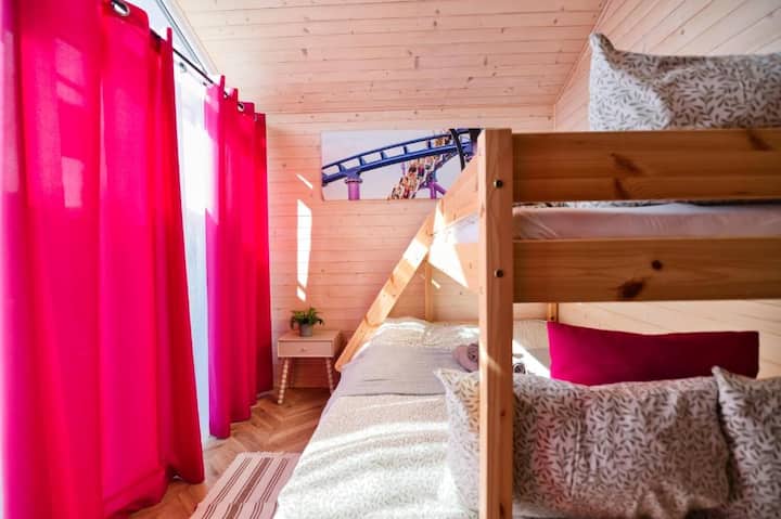 独享3间VIP小屋，露台上有私人按摩浴缸、烧烤和日光躺椅，45平方米，2间卧室、带附属建筑的客厅和卫生间。 可供8人舒适入住+ 1人需收费。 提供热水浴缸，需额外收费。 靠近能量乐园，非常适合豪华度假。
