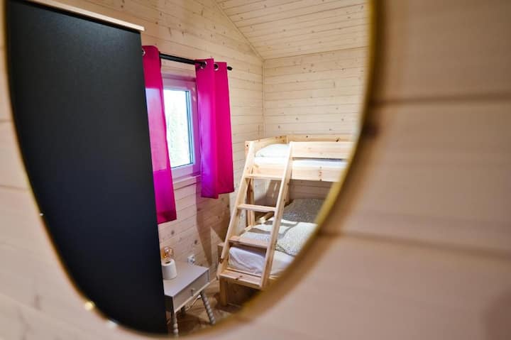 独享3间VIP小屋，露台上有私人按摩浴缸、烧烤和日光躺椅，45平方米，2间卧室、带附属建筑的客厅和卫生间。 可供8人舒适入住+ 1人需收费。 提供热水浴缸，需额外收费。 靠近能量乐园，非常适合豪华度假。
