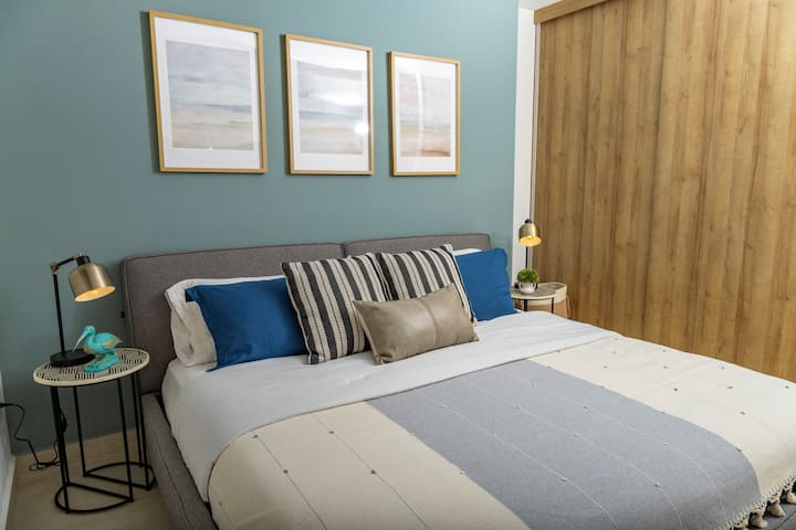 Секундарна гостинска соба со плакар и паметен телевизор.