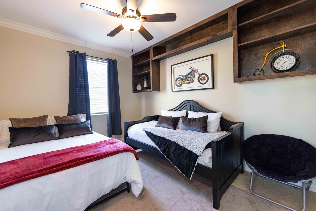 Полн кревет и дневен кревет /на горниот кат 