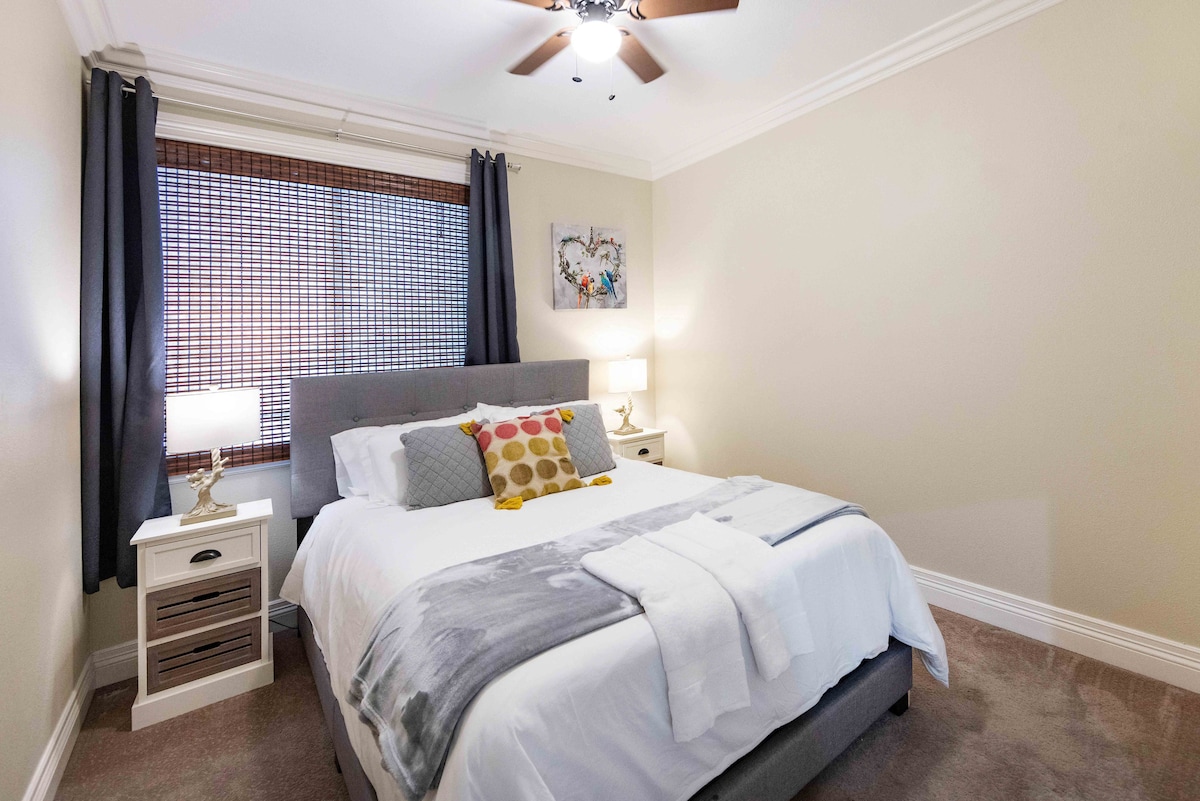 Брачна спална соба/горен кат 