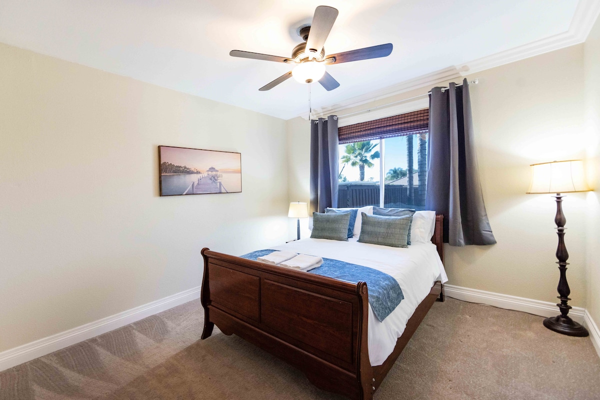 Спална соба на долниот кат/брачен кревет (широк 150-179 см