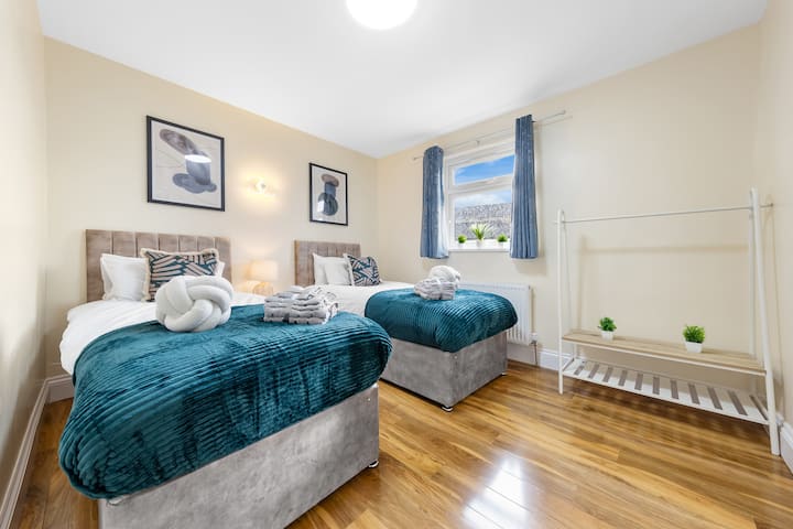 Táto krásne navrhnutá spálňa má dve luxusné jednolôžka, útulnú posteľnú bielizeň a elegantné zarámované umelecké diela pre skutočne príjemnú atmosféru. Zobuďte sa svieži a pripravený na nasledujúci deň #SleepInStyle