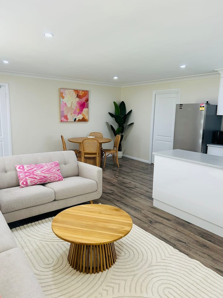Cozy 2-bedroom Retreat - Young
