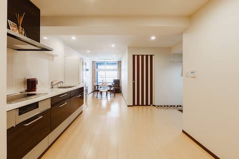 Kuromon Market B&B Sunshine Room; Walk to Kuromon Market/Dotonbori Glico/Airport Direct/USJ/3 bedroo