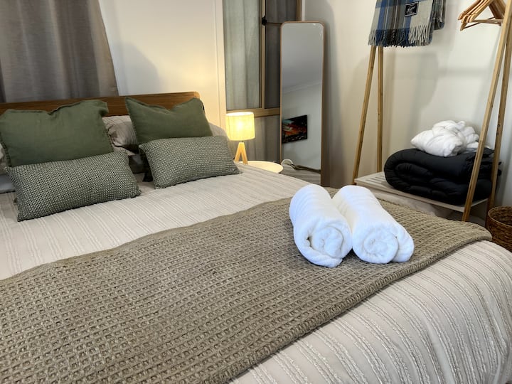 The Miners乡村小屋 
舒适的标准双人床和床上用品 