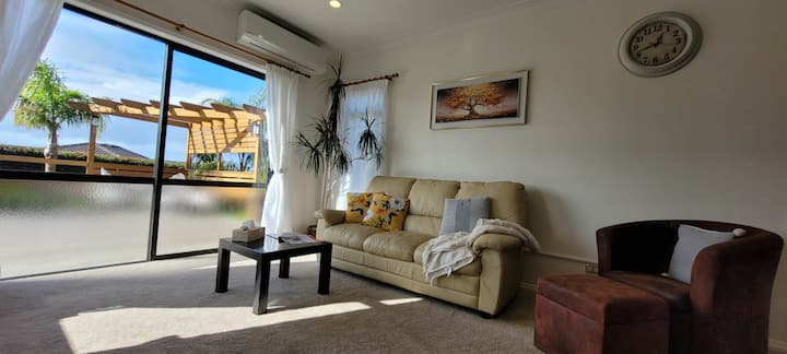 Elevated Family Sized Guest-house With Views - Auckland