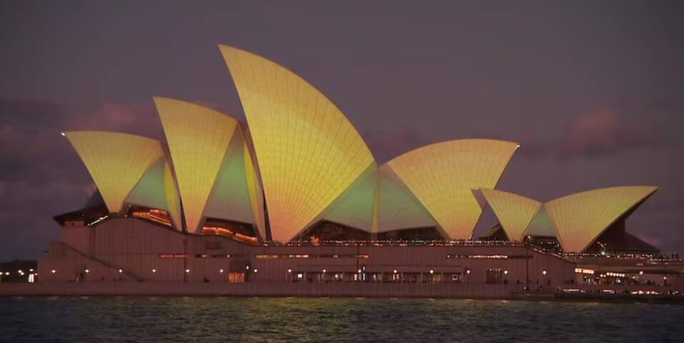 Walk to the Opera House & Royal Botanic Garden