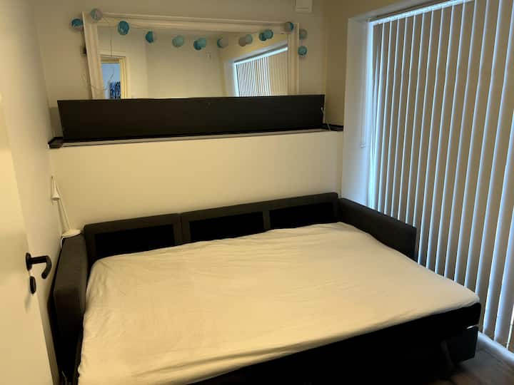 Sebule ina kitanda cha sofa cha kona ambacho kinaweza kutengenezwa kwenye kitanda cha watu wawili. Kuna vizuizi vinavyoweza kurekebishwa kwenye madirisha ambavyo hulinda dhidi ya uwazi na mwanga. Kuna mlango ili uweze kujifunga.